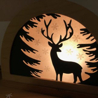 Hert tussen de dennenbomen